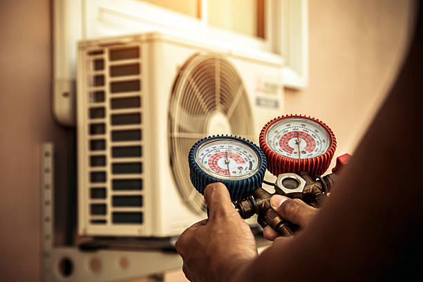 Professional Hvac technician working in Waunakee, WI